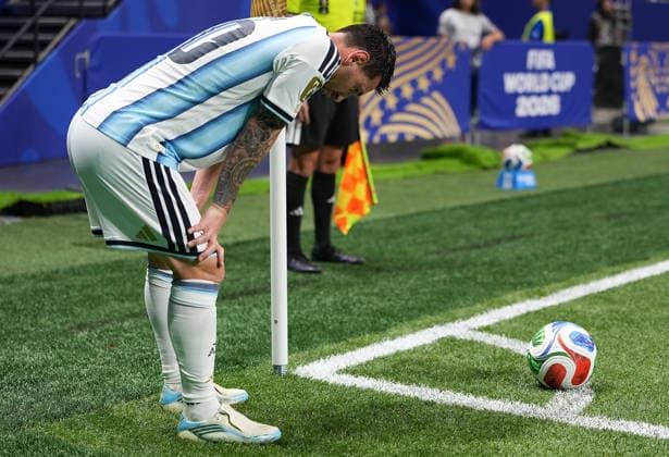 (260708) -- ATLANTA, July 8, 2026 -- Lionel Messi of Argentina prepares to take a corner kick during the round of 16 match between Argentina and Egypt at the 2026 FIFA World Cup, WM, Weltmeisterschaft, Fussball at Atlanta Stadium in Atlanta, the United States, July 7, 2026. ) (SP)U.S.-ATLANTA-FOOTBALL-FIFA WORLD CUP-ROUND OF 16-ARG VS EGY HuangxZongzhi 