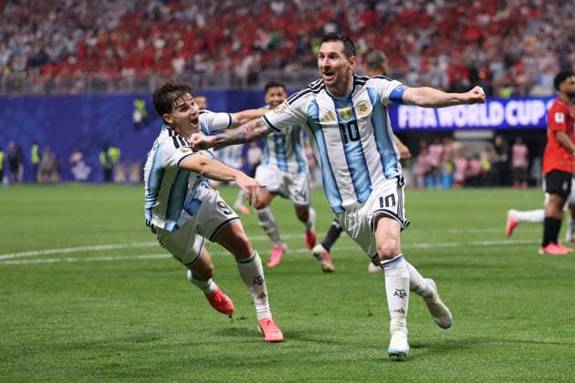 Argentina v Egypt FIFA World Cup, WM, Weltmeisterschaft, Fussball 07 July 2026 Atlanta - Fifa World Cup round of 16 - Argentina v Egypt - Lionel Messi of Argentina celebrates the equalising goal (2-2) with Julian Alvarez - (Photo by Charlotte Wilson). Atlanta Georgia USA *** Argentinien gegen Ägypten – FIFA-Weltmeisterschaft, 7. Juli 2026, Atlanta – Achtelfinale der FIFA-Weltmeisterschaft: Argentinien gegen Ägypten – Lionel Messi aus Argentinien feiert gemeinsam mit Julian Alvarez den Ausgleichstreffer zum 2:2. Foto: Charlotte Wilson, Atlanta, Georgia, USA  Copyright: xCharlottexWilsonxOffside
