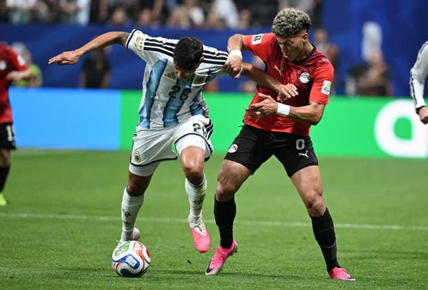 (260708) -- ATLANTA, July 8, 2026 -- Nahuel Molina (L) of Argentina vies with Emam Ashour of Egypt during the round of 16 match between Argentina and Egypt at the 2026 FIFA World Cup, WM, Weltmeisterschaft, Fussball at Atlanta Stadium in Atlanta, the United States, July 7, 2026. ) (SP)U.S.-ATLANTA-FOOTBALL-FIFA WORLD CUP-ROUND OF 16-ARG VS EGY ChenxYichen 