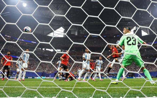 (260708) -- ATLANTA, July 8, 2026 -- Yasser Ibrahim (3rd R) of Egypt heads to score during the round of 16 match between Argentina and Egypt at the 2026 FIFA World Cup, WM, Weltmeisterschaft, Fussball at Atlanta Stadium in Atlanta, the United States, July 7, 2026. ) (SP)U.S.-ATLANTA-FOOTBALL-FIFA WORLD CUP-ROUND OF 16-ARG VS EGY ChenxYichen 