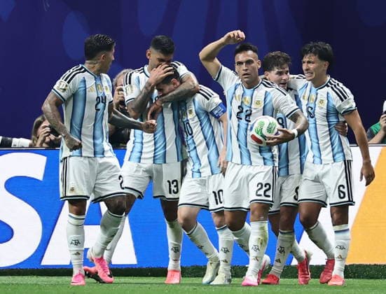 FIFA World Cup, WM, Weltmeisterschaft, Fussball 2026 - Round of 16 - Argentina vs Egypt Lionel Messi of Argentina (3-L) celebrates with teammates after scoring the 2-2 equalizing goal during the FIFA World Cup 2026 Round of 16 match Argentina against Egypt, in Atlanta, USA, 07 July 2026. ATLANTA United States  Copyright: xRONALDxWITTEKx
