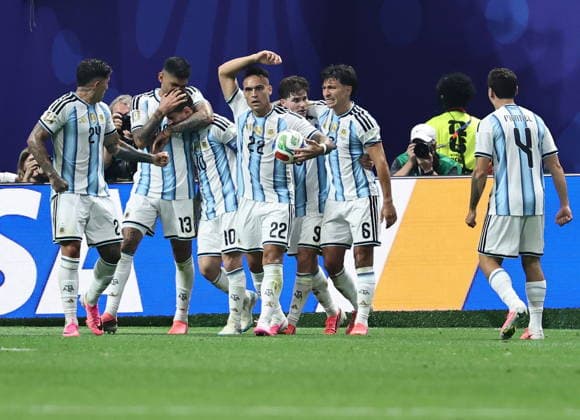 FIFA World Cup, WM, Weltmeisterschaft, Fussball 2026 - Round of 16 - Argentina vs Egypt Lionel Messi of Argentina (3-L) celebrates with teammates after scoring the 2-2 equalizing goal during the FIFA World Cup 2026 Round of 16 match Argentina against Egypt, in Atlanta, USA, 07 July 2026. ATLANTA United States  Copyright: xRONALDxWITTEKx