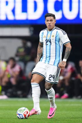 Argentina v Egypt: Round of 16 - FIFA World Cup, WM, Weltmeisterschaft, Fussball 2026 Enzo Fernandez of Argentina controls the ball during the FIFA World Cup 2026 Round of 16 match between Argentina and Egypt at Atlanta Stadium on July 07, 2026 in Atlanta, Georgia. Atlanta GA United States  Copyright: xJosexBretonx originalFilename:bretonhernandez-argentin260707_nps1r.jpg