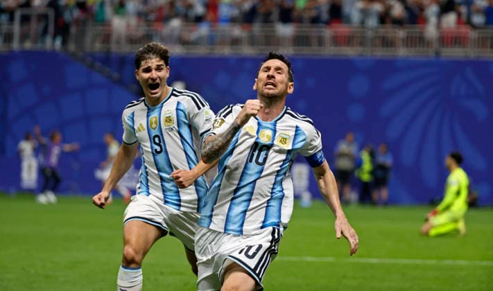 07.07.2026, Fussball Weltmeisterschaft 2026 in den USA, Achtelfinale, Argentinien - Ägypten, im Mercedes-Benz Stadium (Atlanta, GA), Torjubel Lionel Messi (re, Argentinien) mit Julian Alvarez (li, Argentinien). ***FIFA regulations prohibit any use of photographs as image sequences and or quasi-video. EDITORIAL USE ONLY*** *** July 7, 2026, 2026 FIFA World Cup in the U.S., Round of 16, Argentina vs. Egypt, at Mercedes-Benz Stadium in Atlanta, GA, Lionel Messi (right) celebrates a goal; Argentina’s Julian Alvarez (left); Argentina ***FIFA regulations prohibit any use of photographs as image sequences and or quasi-video. EDITORIAL USE ONLY***