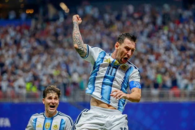 07.07.2026, Fussball Weltmeisterschaft 2026 in den USA, Achtelfinale, Argentinien - Ägypten, im Mercedes-Benz Stadium (Atlanta, GA), Torjubel Lionel Messi (re, Argentinien) mit Julian Alvarez (li, Argentinien). ***FIFA regulations prohibit any use of photographs as image sequences and or quasi-video. EDITORIAL USE ONLY*** *** July 7, 2026, 2026 FIFA World Cup in the U.S., Round of 16, Argentina vs. Egypt, at Mercedes-Benz Stadium in Atlanta, GA, Lionel Messi (right) celebrates a goal; Argentina’s Julian Alvarez (left); Argentina ***FIFA regulations prohibit any use of photographs as image sequences and or quasi-video. EDITORIAL USE ONLY***