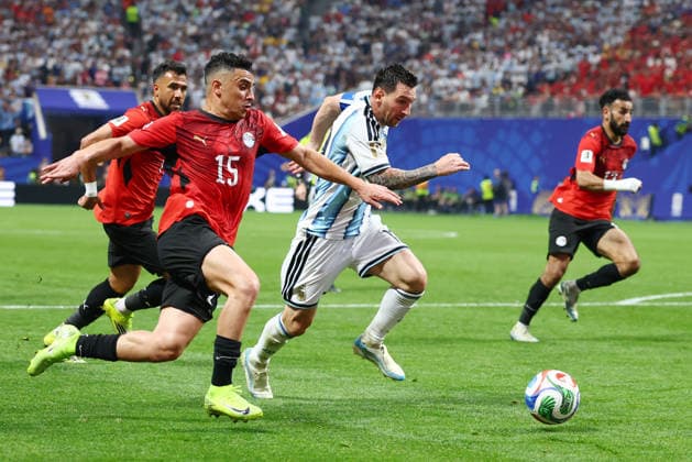 Argentina s Lionel Messi (10) competes for the ball with Egypt s Karim Hafez (15) in the second half of a Round of 16 FIFA World Cup, WM, Weltmeisterschaft, Fussball match at Atlanta Stadium in Atlanta, Georgia, on Tuesday, July 7, 2026.  ATL20260707916 CHRISTIANxBRUNSKILL