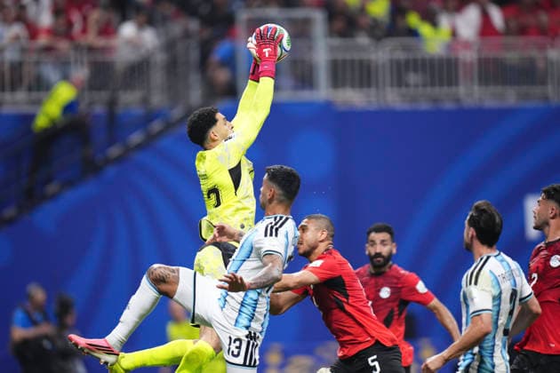 Argentina v Egypt: Round of 16 - FIFA World Cup, WM, Weltmeisterschaft, Fussball 2026 Mostafa Shoubir of Egypy controls the ball during the FIFA World Cup 2026 Round of 16 match between Argentina and Egypt at Atlanta Stadium on July 07, 2026 in Atlanta, Georgia. Atlanta GA United States  Copyright: xJosexBretonx originalFilename:bretonhernandez-argentin260707_npDwE.jpg