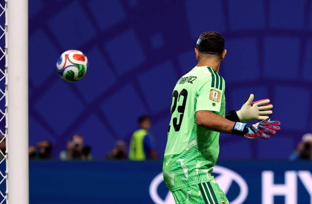 FIFA World Cup, WM, Weltmeisterschaft, Fussball 2026 - Round of 16 - Argentina vs Egypt epaselect Goalkeeper Emiliano Martinez of Argentina concedes the 0-1 during the FIFA World Cup 2026 Round of 16 match Argentina against Egypt, in Atlanta, USA, 07 July 2026. ATLANTA United States  Copyright: xCRISTOBALxHERRERA-ULASHKEVICHx