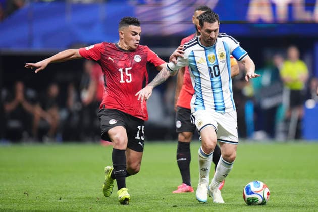 Argentina v Egypt: Round of 16 - FIFA World Cup, WM, Weltmeisterschaft, Fussball 2026 Lionel Messi of Argentina and Karim Hafez of Egypy compete for the ball during the FIFA World Cup 2026 Round of 16 match between Argentina and Egypt at Atlanta Stadium on July 07, 2026 in Atlanta, Georgia. Atlanta GA United States  Copyright: xJosexBretonx originalFilename:bretonhernandez-argentin260707_npaTq.jpg