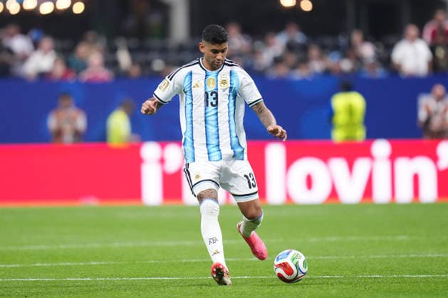 Argentina v Egypt: Round of 16 - FIFA World Cup, WM, Weltmeisterschaft, Fussball 2026 Cristian Romero of Argentina plays the ball during the FIFA World Cup 2026 Round of 16 match between Argentina and Egypt at Atlanta Stadium on July 07, 2026 in Atlanta, Georgia. Atlanta GA United States  Copyright: xJosexBretonx originalFilename:bretonhernandez-argentin260707_npP3M.jpg