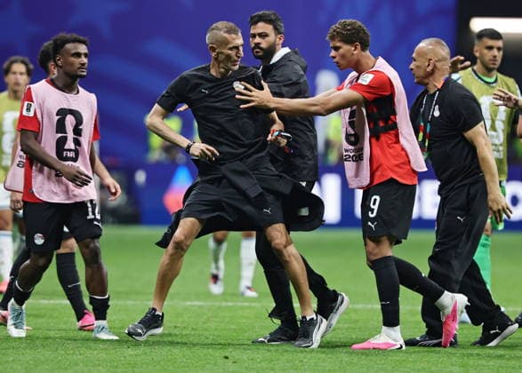 FIFA World Cup, WM, Weltmeisterschaft, Fussball 2026 - Round of 16 - Argentina vs Egypt Egypt goalkeeper coach Saafan Elsaghir (C-L) is sent off during the FIFA World Cup 2026 Round of 16 match Argentina against Egypt, in Atlanta, USA, 07 July 2026. ATLANTA United States  Copyright: xRONALDxWITTEKx