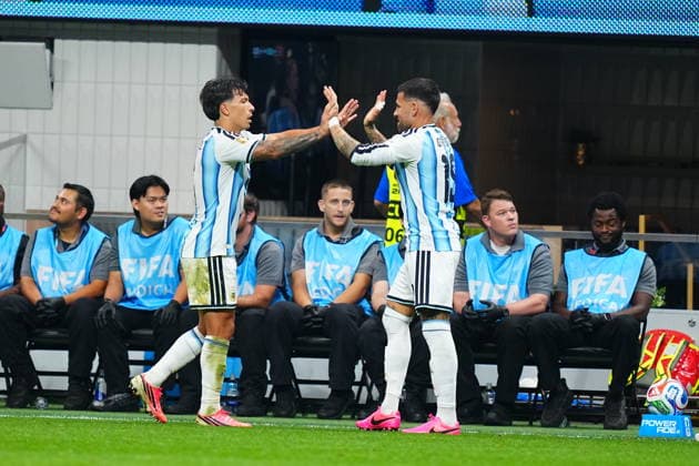 Argentina v Egypt - FIFA World Cup, WM, Weltmeisterschaft, Fussball 2026 - Round of 16 ATLANTA, USA - JULY 07: Lisandro Martinez (L) of Argentina is subbed off during the 2026 FIFA World Cup Round of 16 match between Argentina and Egypt at Mercedes-Benz Stadium (Atlanta Stadium) in Atlanta, Georgia, United States on July 07, 2026. Evrim Aydin Anadolu Georgia United States. Editorial use only. Please get in touch for any other usage.  Copyright: x2026xAnadoluxEvrimxAydinx