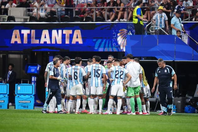 Argentina v Egypt - FIFA World Cup, WM, Weltmeisterschaft, Fussball 2026 - Round of 16 ATLANTA, USA - JULY 07: Lionel Scaloni, head coach of Argentina, talk to the team during the 2026 FIFA World Cup Round of 16 match between Argentina and Egypt at Mercedes-Benz Stadium (Atlanta Stadium) in Atlanta, Georgia, United States on July 07, 2026. Jose Hernandez Anadolu Georgia United States. Editorial use only. Please get in touch for any other usage.  Copyright: x2026xAnadoluxJosexHernandezx