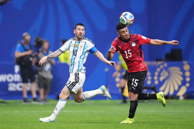 July 7, 2026, Atlanta, Georgia, United States: Lionel Messi of Argentina and Karim Hafez of Egypy compete for the ball during the FIFA World Cup, WM, Weltmeisterschaft, Fussball 2026 Round of 16 match between Argentina and Egypt at Atlanta Stadium on July 07, 2026 in Atlanta, Georgia. Argentina V Egypt: Round Of 16 - FIFA World Cup 2026  - ZUMAa181 20260707_zaa_a181_045 Copyright: xJosexBretonx
