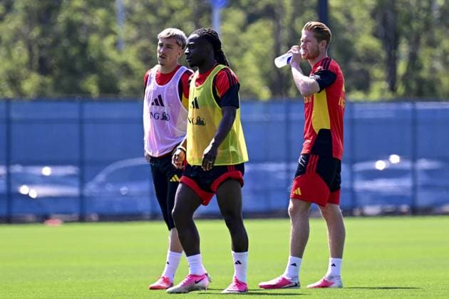 Belgium s Alexis Saelemaekers, Belgium s Jeremy Doku and Belgium s Kevin De Bruyne pictured during a training session of Belgian national soccer team Red Devils, on Tuesday 07 July 2026 in their base camp, home of the Seattle Sounders, Renton, Seattle, USA. The Rode Duivels - Diables Rouges qualified for the knockout stage of the 2026 FIFA World Cup, WM, Weltmeisterschaft, Fussball where they ll meet Spain in the round of 8 on July 10th. DIRKxWAEM  x180665465x