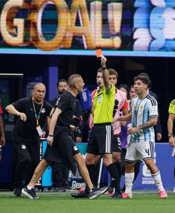 Argentina v Egypt: Round of 16 - FIFA World Cup, WM, Weltmeisterschaft, Fussball 2026 Referee Francois Letexier shows a red car to a member of the Egypt bench during the FIFA World Cup 2026 Round of 16 match between Argentina and Egypt at Atlanta Stadium on July 7, 2026 in Atlanta, United States. Atlanta Atlanta Stadium GA United States Copyright: xAllstarxPicturexLibraryxLtdx