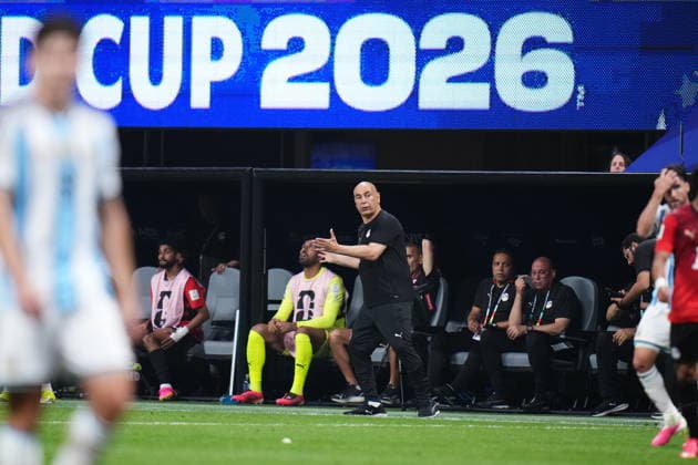Argentina v Egypt - FIFA World Cup, WM, Weltmeisterschaft, Fussball 2026 - Round of 16 ATLANTA, USA - JULY 07: Hassan Hossam, head coach of Egypt, gestures during the 2026 FIFA World Cup Round of 16 match between Argentina and Egypt at Mercedes-Benz Stadium (Atlanta Stadium) in Atlanta, Georgia, United States on July 07, 2026. Jose Hernandez Anadolu Georgia United States. Editorial use only. Please get in touch for any other usage.  Copyright: x2026xAnadoluxJosexHernandezx