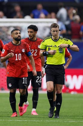 Argentina v Egypt: Round of 16 - FIFA World Cup, WM, Weltmeisterschaft, Fussball 2026 Mohamed Salah of Egypt complains to Referee Francois Letexier during the FIFA World Cup 2026 Round of 16 match between Argentina and Egypt at Atlanta Stadium on July 7, 2026 in Atlanta, United States. Atlanta Atlanta Stadium GA United States Copyright: xAllstarxPicturexLibraryxLtdx