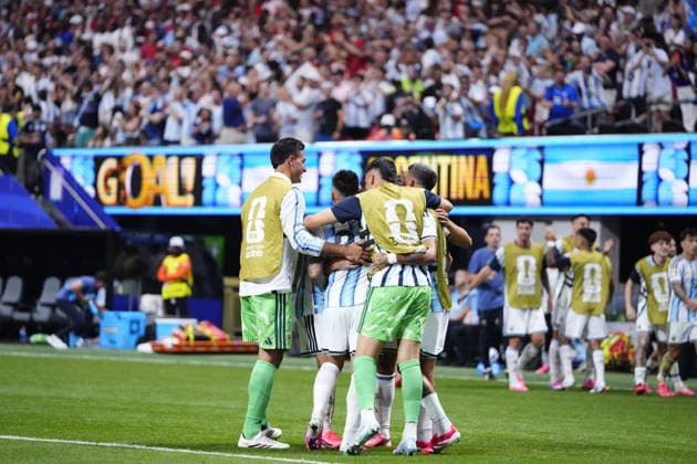 Argentina v Egypt - FIFA World Cup, WM, Weltmeisterschaft, Fussball 2026 - Round of 16 ATLANTA, USA - JULY 07: Lionel Messi of Argentina celebrates with teammates after scoring his team s second goal during the 2026 FIFA World Cup Round of 16 match between Argentina and Egypt at Mercedes-Benz Stadium (Atlanta Stadium) in Atlanta, Georgia, United States on July 07, 2026. Jose Hernandez Anadolu Georgia United States. Editorial use only. Please get in touch for any other usage.  Copyright: x2026xAnadoluxJosexHernandezx