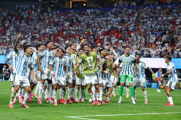 Argentina players celebrate after defeating Egypt 3-2 in a Round of 16 FIFA World Cup, WM, Weltmeisterschaft, Fussball match at Atlanta Stadium in Atlanta, Georgia, on Tuesday, July 7, 2026. With the victory, Argentina advances to the quarterfinals.  ATL20260707918 CHRISTIANxBRUNSKILL