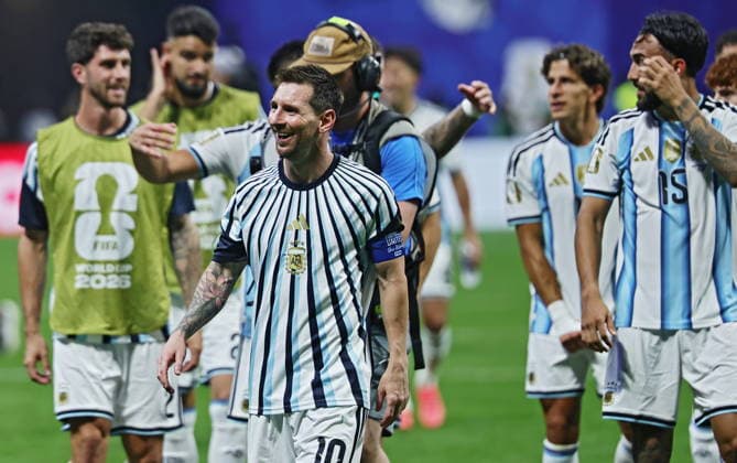 FIFA World Cup, WM, Weltmeisterschaft, Fussball 2026 - Round of 16 - Argentina vs Egypt Lionel Messi of Argentina and teammates wave to supporters after winning the FIFA World Cup 2026 Round of 16 match Argentina against Egypt, in Atlanta, USA, 07 July 2026. ATLANTA United States  Copyright: xRONALDxWITTEKx