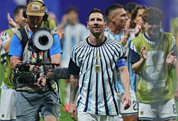 FIFA World Cup, WM, Weltmeisterschaft, Fussball 2026 - Round of 16 - Argentina vs Egypt Lionel Messi of Argentina and teammates wave to supporters after winning the FIFA World Cup 2026 Round of 16 match Argentina against Egypt, in Atlanta, USA, 07 July 2026. ATLANTA United States  Copyright: xRONALDxWITTEKx