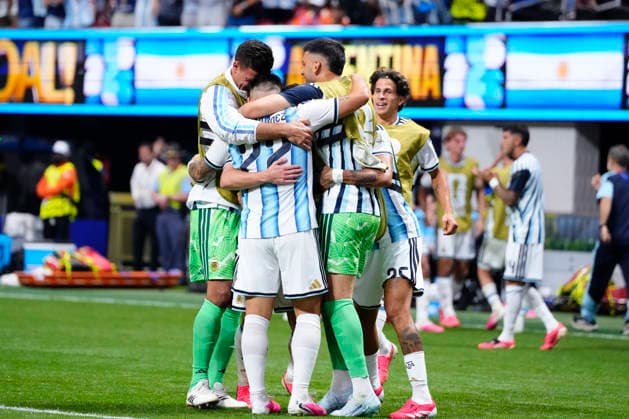Argentina v Egypt: Round of 16 - FIFA World Cup, WM, Weltmeisterschaft, Fussball 2026 Enzo Fernandez of Argentina celebrates after scoring his team s third goal with teammates during the FIFA World Cup 2026 Round of 16 match between Argentina and Egypt at Atlanta Stadium on July 07, 2026 in Atlanta, Georgia. Atlanta GA United States  Copyright: xJosexBretonx originalFilename:bretonhernandez-argentin260707_npy7a.jpg