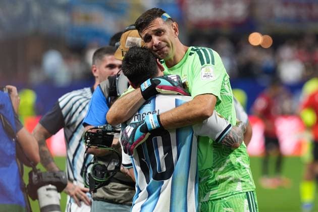 Lionel Messi of Argentina and Emiliano Martinez of Argentina hug at the final whistle Argentina v Egypt, 2026 FIFA World Cup, WM, Weltmeisterschaft, Fussball Group of 16, Football, Atlanta Stadium, Atlanta, Georgia, USA - 07 Jul 2026Atlanta Mercedes-Benz Stadium Georgia (GA) United States of America  Copyright: xIsmaelxAdnan Shutterstockx 16981208ei