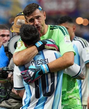 Lionel Messi of Argentina and Emiliano Martinez of Argentina hug at the final whistle Argentina v Egypt, 2026 FIFA World Cup, WM, Weltmeisterschaft, Fussball Group of 16, Football, Atlanta Stadium, Atlanta, Georgia, USA - 07 Jul 2026Atlanta Mercedes-Benz Stadium Georgia (GA) United States of America  Copyright: xIsmaelxAdnan Shutterstockx 16981208ej