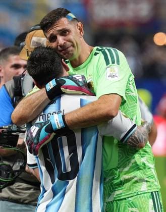 Lionel Messi of Argentina and Emiliano Martinez of Argentina hug at the final whistle Argentina v Egypt, 2026 FIFA World Cup, WM, Weltmeisterschaft, Fussball Group of 16, Football, Atlanta Stadium, Atlanta, Georgia, USA - 07 Jul 2026Atlanta Mercedes-Benz Stadium Georgia (GA) United States of America  Copyright: xIsmaelxAdnan Shutterstockx 16981208ek