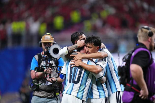 Argentina v Egypt - FIFA World Cup, WM, Weltmeisterschaft, Fussball 2026 - Round of 16 ATLANTA, USA - JULY 07: Lionel Messi of Argentina celebrates the victory with Lisandro Martinez of Argentina after the 2026 FIFA World Cup Round of 16 match between Argentina and Egypt at Mercedes-Benz Stadium (Atlanta Stadium) in Atlanta, Georgia, United States on July 07, 2026. Jose Hernandez Anadolu Georgia United States. Editorial use only. Please get in touch for any other usage.  Copyright: x2026xAnadoluxJosexHernandezx