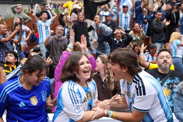 FIFA World Cup, WM, Weltmeisterschaft, Fussball 2026 - Watch party Argentina vs Egypt Argentina fans react to Argentina scoring a goal during the Argentina vs Egypt game at the NYNJ World Cup 26 & Telemundo Fan Village at Rockefeller Center in New York, New York, USA, 07 July 2026. NEW YORK NEW YORK UNITED STATES  Copyright: xSARAHxYENESELx