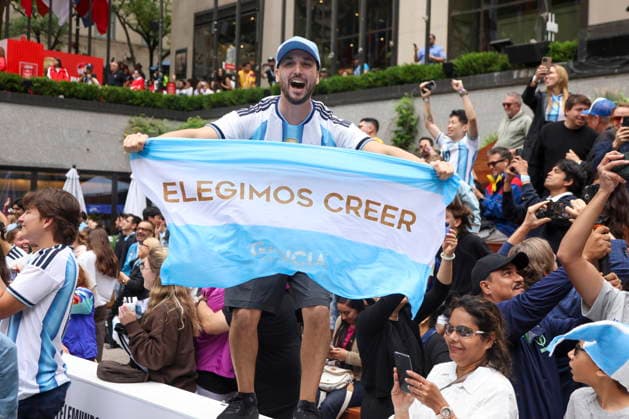 FIFA World Cup, WM, Weltmeisterschaft, Fussball 2026 - Watch party Argentina vs Egypt Argentina fans react to Argentina scoring a goal during the Argentina vs Egypt game at the NYNJ World Cup 26 & Telemundo Fan Village at Rockefeller Center in New York, New York, USA, 07 July 2026. NEW YORK NEW YORK UNITED STATES  Copyright: xSARAHxYENESELx