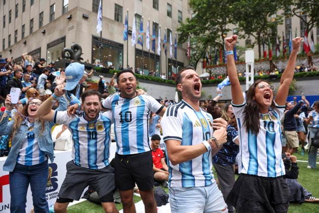 FIFA World Cup, WM, Weltmeisterschaft, Fussball 2026 - Watch party Argentina vs Egypt Argentina fans react to Argentina scoring a goal during the Argentina vs Egypt game at the NYNJ World Cup 26 & Telemundo Fan Village at Rockefeller Center in New York, New York, USA, 07 July 2026. NEW YORK NEW YORK UNITED STATES  Copyright: xSARAHxYENESELx