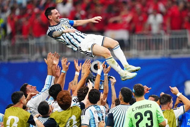 Argentina v Egypt - FIFA World Cup, WM, Weltmeisterschaft, Fussball 2026 - Round of 16 ATLANTA, USA - JULY 07: Lionel Messi (10) of Argentina is lifted by teammates as they celebrate after winning the 2026 FIFA World Cup Round of 16 match between Argentina and Egypt at Mercedes-Benz Stadium (Atlanta Stadium) in Atlanta, Georgia, United States on July 07, 2026. Evrim Aydin Anadolu Georgia United States. Editorial use only. Please get in touch for any other usage.  Copyright: x2026xAnadoluxEvrimxAydinx