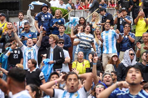 FIFA World Cup, WM, Weltmeisterschaft, Fussball 2026 - Watch party Argentina vs Egypt Argentina fans react to watching the Argentina vs Egypt game at the NYNJ World Cup 26 & Telemundo Fan Village at Rockefeller Center in New York, New York, USA, 07 July 2026. NEW YORK NEW YORK UNITED STATES  Copyright: xSARAHxYENESELx