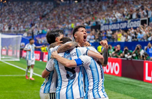 07.07.2026, Fussball Weltmeisterschaft 2026 in den USA, Achtelfinale, Argentinien - Ägypten, im Mercedes-Benz Stadium (Atlanta, GA), Jubel Argentinien, Enzo Fernandez (ARG). ***FIFA regulations prohibit any use of photographs as image sequences and or quasi-video. EDITORIAL USE ONLY*** *** July 7, 2026, 2026 FIFA World Cup in the U.S., Round of 16, Argentina vs. Egypt, at Mercedes-Benz Stadium in Atlanta, GA; Argentina celebrates; Enzo Fernández (ARG) ***FIFA regulations prohibit any use of photographs as image sequences and or quasi-video. EDITORIAL USE ONLY***