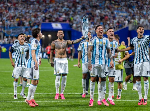 07.07.2026, Fussball Weltmeisterschaft 2026 in den USA, Achtelfinale, Argentinien - Ägypten, im Mercedes-Benz Stadium (Atlanta, GA), Jubel Argentinien nach dem Spiel, Nicolas Otamendi, Enzo Fernandez (ARG). ***FIFA regulations prohibit any use of photographs as image sequences and or quasi-video. EDITORIAL USE ONLY*** *** July 7, 2026, 2026 FIFA World Cup in the U.S., Round of 16, Argentina vs. Egypt, at Mercedes-Benz Stadium in Atlanta, GA, Celebrations in Argentina after the game, Nicolás Otamendi, Enzo Fernández (ARG) ***FIFA regulations prohibit any use of photographs as image sequences and or quasi-video. EDITORIAL USE ONLY***