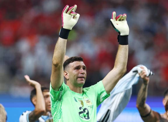 Argentina s goalkeeper Emiliano Martínez celebrates after Argentina defeated Egypt 3-2 in a Round of 16 FIFA World Cup, WM, Weltmeisterschaft, Fussball match at Atlanta Stadium in Atlanta, Georgia, on Tuesday, July 7, 2026. With the victory, Argentina advances to the quarterfinals.  ATL20260707922 CHRISTIANxBRUNSKILL
