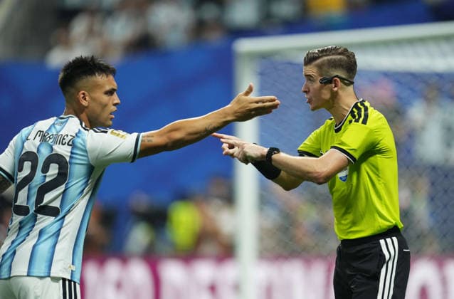 Francois Letexier (France) and Lautaro Martinez (Argentina) during Argentina and Egypt, Round of 16 FIFA World Cup, WM, Weltmeisterschaft, Fussball 2026, Atlanta Stadium, Atlanta, United States on July 7, 2026. Thor Wegner DeFodi Images. (Photo by DeFodi Images) - *** Francois Letexier (France) and Lautaro Martinez (Argentina) during the Argentina vs. Egypt match in the Round of 16 of the 2026 FIFA World Cup at Atlanta Stadium in Atlanta, United States, on July 7, 2026. Photo by Thor Wegner, DeFodi Images