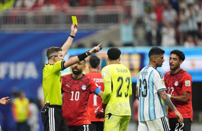Mohamed Salah (Egypt) and Francois Letexier (France) during Argentina and Egypt, Round of 16 FIFA World Cup, WM, Weltmeisterschaft, Fussball 2026, Atlanta Stadium, Atlanta, United States on July 7, 2026. Thor Wegner DeFodi Images. (Photo by DeFodi Images) - *** Mohamed Salah of Egypt and François Letexier of France during the Argentina vs. Egypt match in the Round of 16 of the 2026 FIFA World Cup at Atlanta Stadium in Atlanta, United States, on July 7, 2026. Photo by Thor Wegner, DeFodi Images