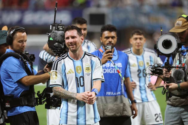 07.07.2026, Fussball Weltmeisterschaft 2026 in den USA, Achtelfinale, Argentinien - Ägypten, im Mercedes-Benz Stadium (Atlanta, GA), Lionel Messi (Argentinien) Schlussjubel ***FIFA regulations prohibit any use of photographs as image sequences and or quasi-video. EDITORIAL USE ONLY*** *** July 7, 2026, 2026 FIFA World Cup in the U.S., Round of 16, Argentina vs. Egypt, at Mercedes-Benz Stadium in Atlanta, GA; Lionel Messi’s celebratory gesture at the end of the match ***FIFA regulations prohibit any use of photographs as image sequences and or quasi-video; FOR EDITORIAL USE ONLY***