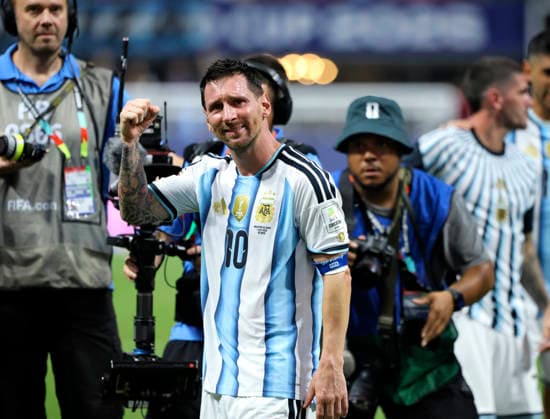 07.07.2026, Fussball Weltmeisterschaft 2026 in den USA, Achtelfinale, Argentinien - Ägypten, im Mercedes-Benz Stadium (Atlanta, GA), Lionel Messi (Argentinien) Schlussjubel ***FIFA regulations prohibit any use of photographs as image sequences and or quasi-video. EDITORIAL USE ONLY*** *** July 7, 2026, 2026 FIFA World Cup in the U.S., Round of 16, Argentina vs. Egypt, at Mercedes-Benz Stadium in Atlanta, GA; Lionel Messi’s celebratory gesture at the end of the match ***FIFA regulations prohibit any use of photographs as image sequences and or quasi-video; FOR EDITORIAL USE ONLY***