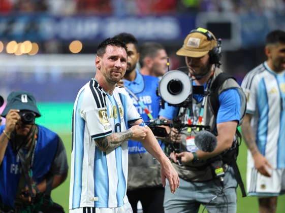 07.07.2026, Fussball Weltmeisterschaft 2026 in den USA, Achtelfinale, Argentinien - Ägypten, im Mercedes-Benz Stadium (Atlanta, GA), Lionel Messi (Argentinien) Schlussjubel ***FIFA regulations prohibit any use of photographs as image sequences and or quasi-video. EDITORIAL USE ONLY*** *** July 7, 2026, 2026 FIFA World Cup in the U.S., Round of 16, Argentina vs. Egypt, at Mercedes-Benz Stadium in Atlanta, GA; Lionel Messi’s celebratory gesture at the end of the match ***FIFA regulations prohibit any use of photographs as image sequences and or quasi-video; FOR EDITORIAL USE ONLY***