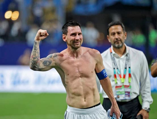 07.07.2026, Fussball Weltmeisterschaft 2026 in den USA, Achtelfinale, Argentinien - Ägypten, im Mercedes-Benz Stadium (Atlanta, GA), Lionel Messi (Argentinien) Schlussjubel ***FIFA regulations prohibit any use of photographs as image sequences and or quasi-video. EDITORIAL USE ONLY*** *** July 7, 2026, 2026 FIFA World Cup in the U.S., Round of 16, Argentina vs. Egypt, at Mercedes-Benz Stadium in Atlanta, GA; Lionel Messi’s celebratory gesture at the end of the match ***FIFA regulations prohibit any use of photographs as image sequences and or quasi-video; FOR EDITORIAL USE ONLY***