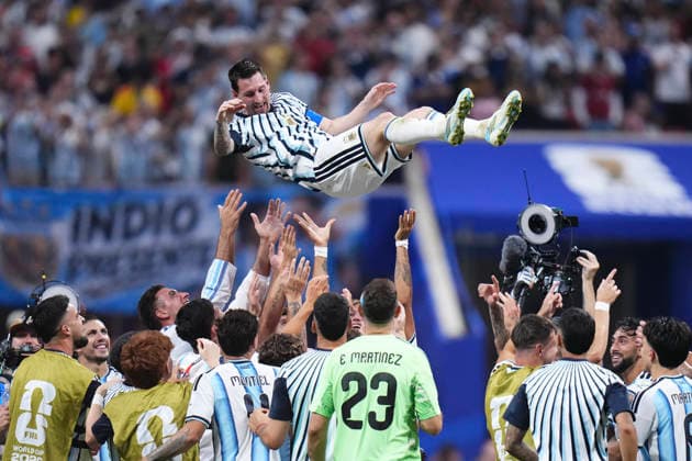Argentina v Egypt: Round of 16 - FIFA World Cup, WM, Weltmeisterschaft, Fussball 2026 Lionel Messi of Argentina is thrown into the air by teammates during the FIFA World Cup 2026 Round of 16 match between Argentina and Egypt at Atlanta Stadium on July 07, 2026 in Atlanta, Georgia. Atlanta GA United States  Copyright: xJosexBretonx originalFilename:bretonhernandez-argentin260707_npg0T.jpg