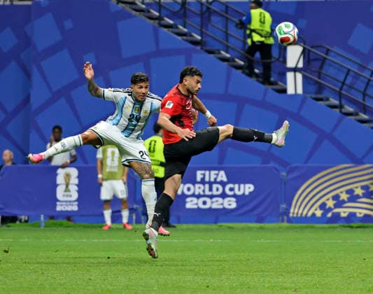 07.07.2026, Fussball Weltmeisterschaft 2026 in den USA, Achtelfinale, Argentinien - Ägypten, im Mercedes-Benz Stadium (Atlanta, GA), Kopfballtor von Enzo Fernandez (li, Argentinien) zum 3:2 gegen Yasser Ibrahim (Ägypten) ***FIFA regulations prohibit any use of photographs as image sequences and or quasi-video. EDITORIAL USE ONLY*** *** July 7, 2026, 2026 FIFA World Cup in the U.S., Round of 16, Argentina vs. Egypt, at Mercedes-Benz Stadium in Atlanta, GA; header goal by Enzo Fernández (left) for Argentina, making the score 3–2 against Yasser Ibrahim of Egypt ***FIFA regulations prohibit any use of photographs as image sequences and or quasi-video. FOR EDITORIAL USE ONLY***