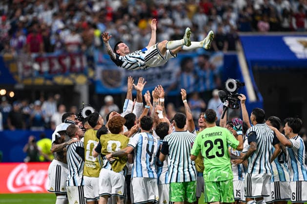ATLANTA, GA - JULY 07: Argentina teammates hoist Lionel Messi 10 into the air following the conclusion of the FIFA World Cup, WM, Weltmeisterschaft, Fussball 2026 Round of 16 match between Argentina and Egypt on July 7th, 2026 at Atlanta Stadium in Atlanta, GA. (Photo by Rich von Biberstein Icon Sportswire) SOCCER: JUL 07 FIFA World Cup 26 Round of 16 - Argentina v Egypt EDITORIAL USE ONLY Icon260707003