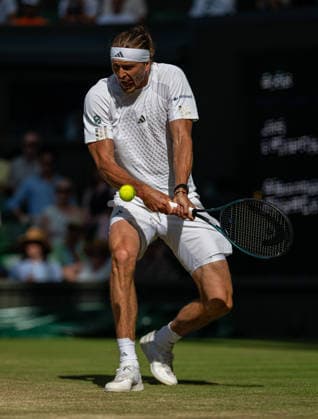Tennis - Wimbledon Championship 2026 - Day 9 LONDON, ENGLAND - Tuesday, July 7, 2026: Alexander Zverev (GER) during the Gentlemen s Singles Fourth Round match on Day Nine of The Championships Wimbledon 2026 at the All England Lawn Tennis and Croquet Club. (Photo by Kirsten Holst Propaganda) LONDON All England Lawn Tennis and Croq GREATER LONDON ENGLAND  Copyright: xKirstenxHolstx P2026-07-07-Wimbledon_Day_9-70