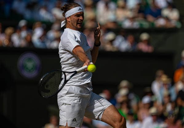 Tennis - Wimbledon Championship 2026 - Day 9 LONDON, ENGLAND - Tuesday, July 7, 2026: Alexander Zverev (GER) during the Gentlemen s Singles Fourth Round match on Day Nine of The Championships Wimbledon 2026 at the All England Lawn Tennis and Croquet Club. (Photo by Kirsten Holst Propaganda) LONDON All England Lawn Tennis and Croq GREATER LONDON ENGLAND  Copyright: xKirstenxHolstx P2026-07-07-Wimbledon_Day_9-75